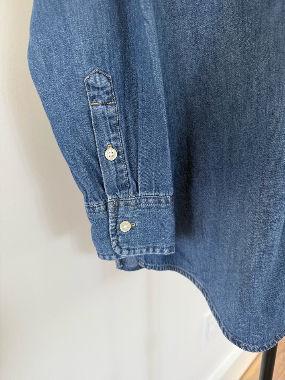 Levi's Women’s Classic Blue Denim Button-Up Shirt - Picture 4 of 6